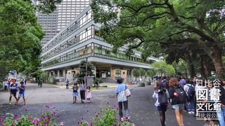 面白そうな企画展を開催する図書館です