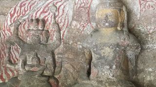 厳かな石仏です