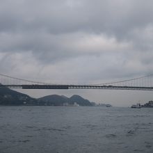 船のオープンデッキから関門橋を見る