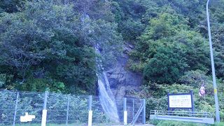 国道から眺める落差20メートルの滝