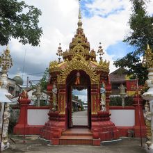 ５本堂前から綺麗な門