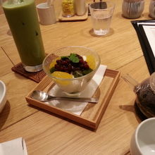 左のドリンクは甘くないです