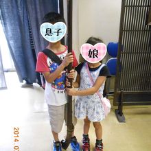 子供たちの背より大きな銃！