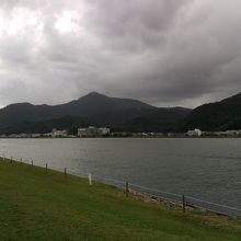 対岸の城崎温泉を望む