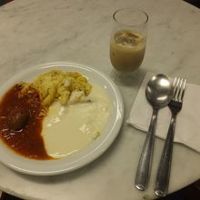 ゴル航空ラウンジ。時間が無くこれしか食べられなかった。