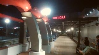 対面に国際線も見えます