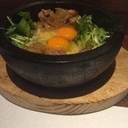 祇園の趣ある街並みのトリプル卵の親子丼