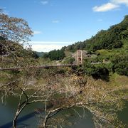 高山ダム湖と化した名張川上流の渓谷で、テラスからの眺めが最高です。