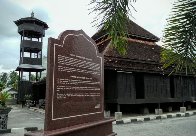 古い木造のモスク