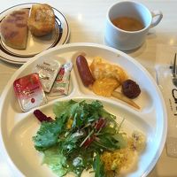 サラダメインですが、フレンチトーストは欠かせなし！！