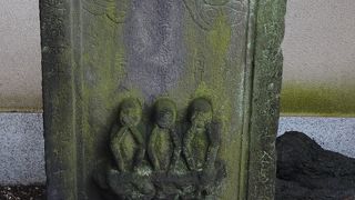 三猿の庚申塔