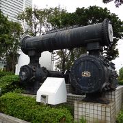 歩道沿いの植え込みに展示