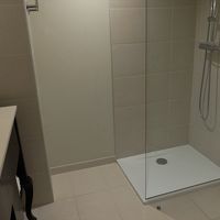 すっきりしたデザインの浴室。シャワーブースが小さくて残念。