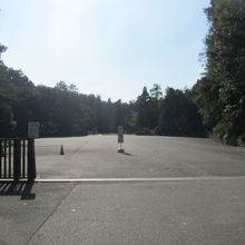 武蔵陵墓地の入口
