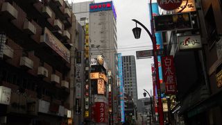 小さめの飲食店がずらりと並んでいます