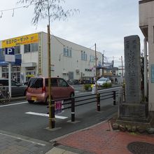 川崎街道に面して参道の碑。背後は京王線。