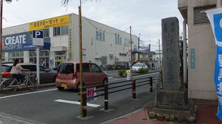 線路を横切って参道があります。