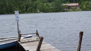 高原の静かな湖。夏でも天気が悪いと寒いです。