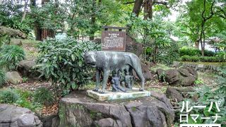 奇抜なデザインの雌オオカミ像