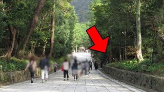 本殿参拝の前に、お清めの社。