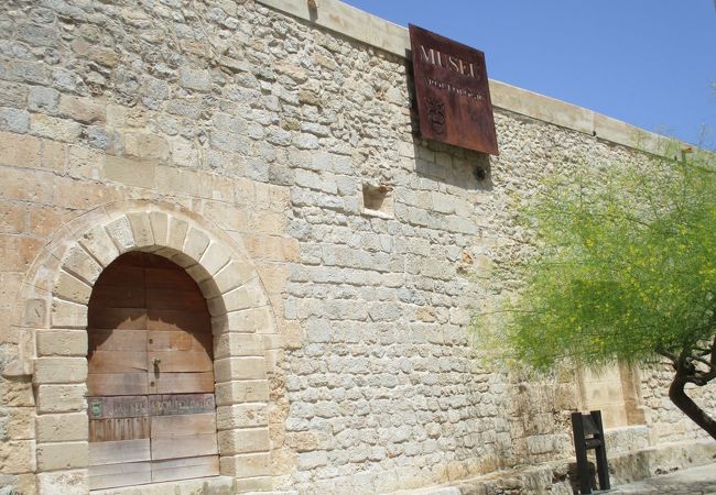 カテドラル広場にあります