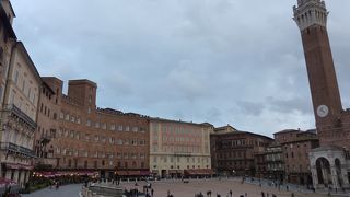 3つの丘が合流する窪地に作られた中世最大の広場の一つ