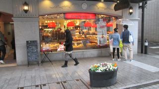 ポンパドウルビルの１階