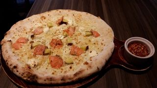 ピザは小さく値段は高めです。