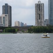 南京駅を出ると目の前です。