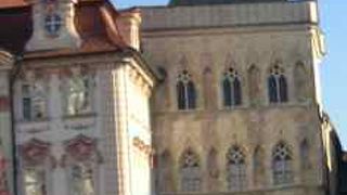 ティーン教会の隣にあります。