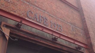 レンガ倉庫を改装したカフェ