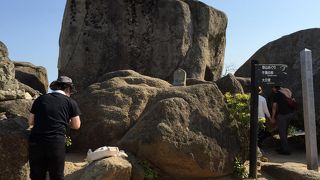 巨石にパワーもらえます