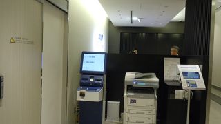 細長い配置で狭いがビールを飲むにはよい