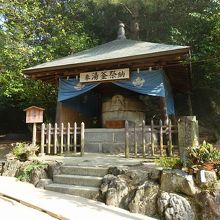 屋根に覆われています。