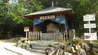 千年以上の歴史ある湯釜