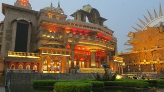 とにかく豪華な劇場でとても楽しいミュージカル