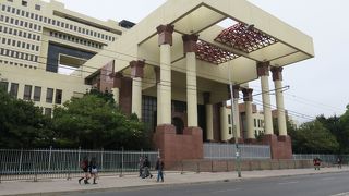 近代的で巨大な建物でした