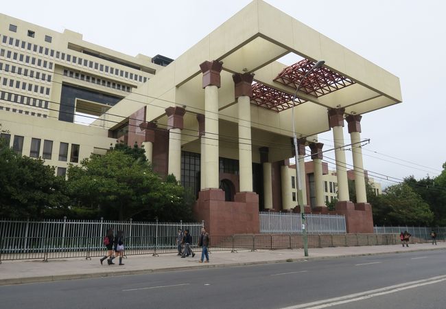 近代的で巨大な建物でした