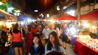 土曜夜の大混雑マーケット