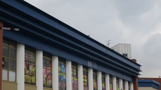 海に面したショッピングモール