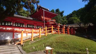 朱色が印象的で美しい神社でした。