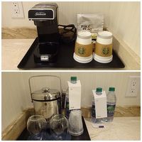 無料のスタバのコーヒーが3杯分と水2本、大きいボトルは有料