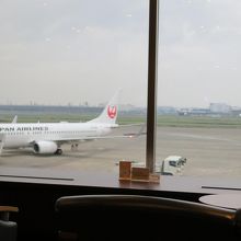 ラウンジから飛行機を見る