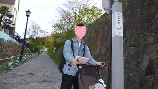 道幅が狭く急な石畳みの坂！