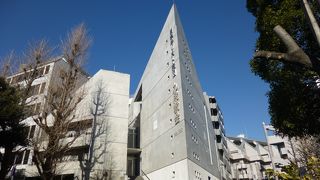 靖国神社の近くにある直線の美しい教会です