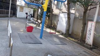 坂の途中にあるかわいい公園です