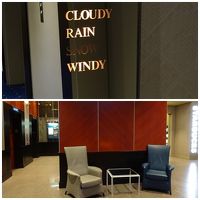 エレベーターホールの鏡に本日の天気が表示されています