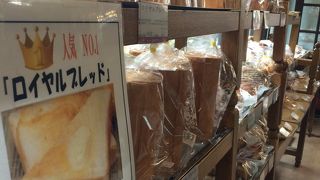 赤い看板が目立つ