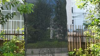 橋の資料館の隣。大きな碑です。