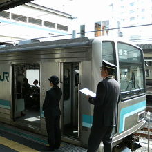 平日昼間でも席が埋まってました。